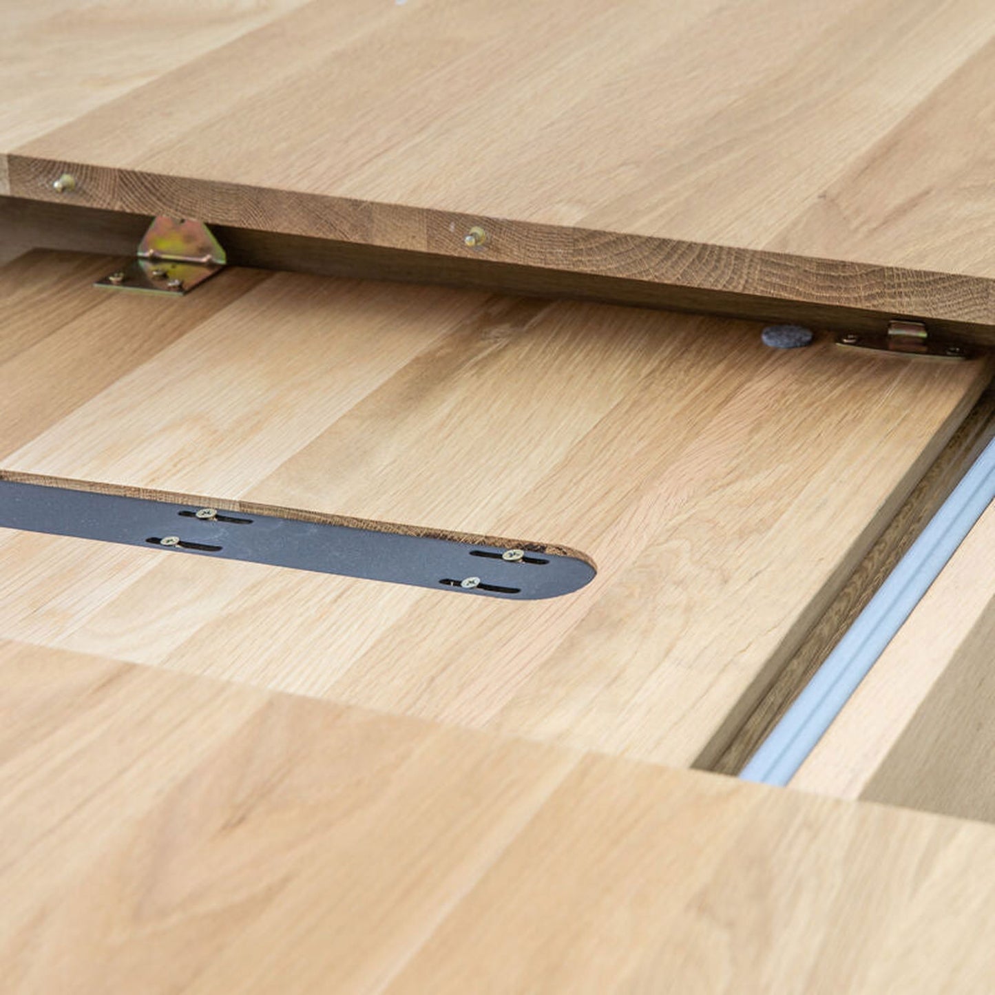 wade oak round extending dining table - nineteen/seventy