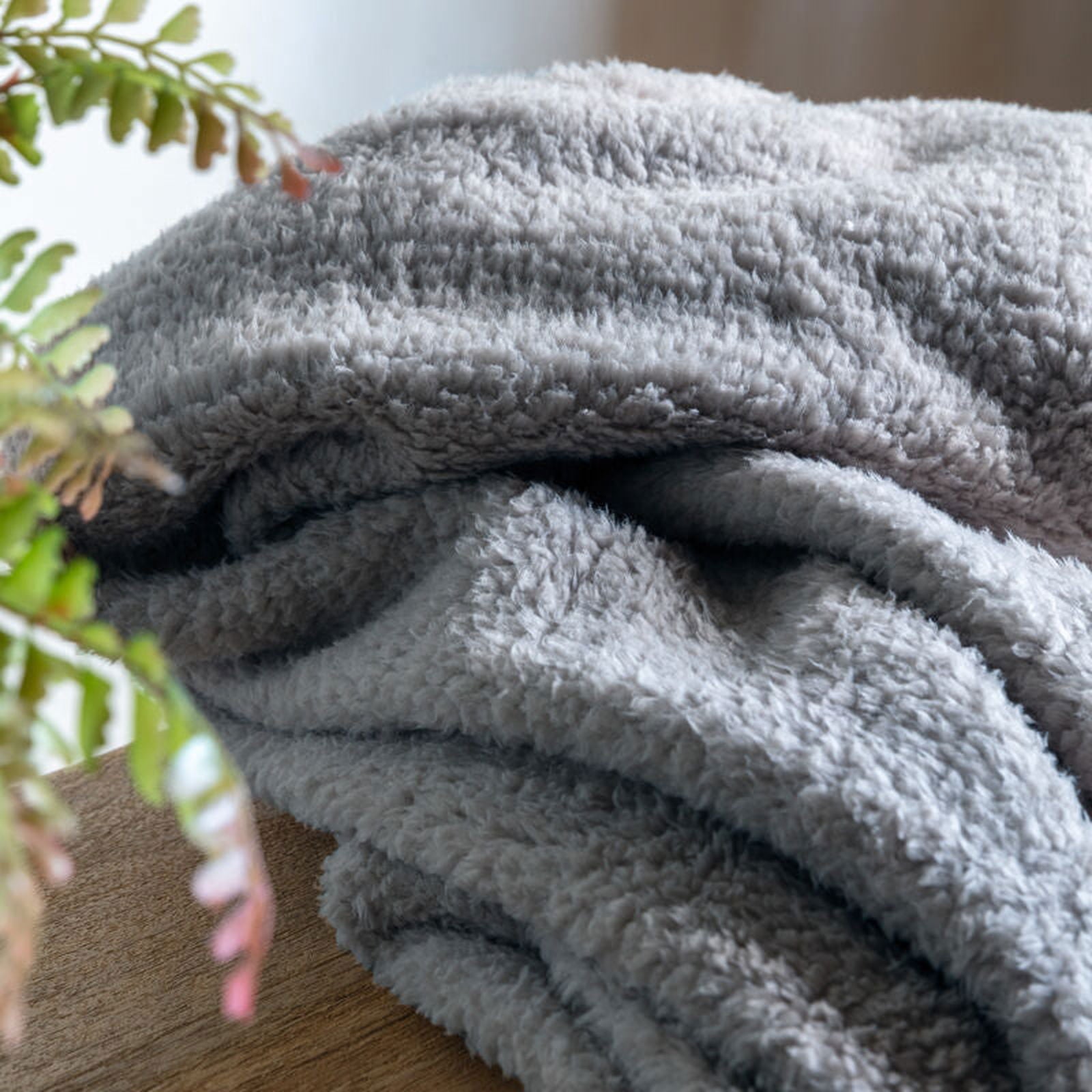 teddy fleece throw in silver - nineteen/seventy